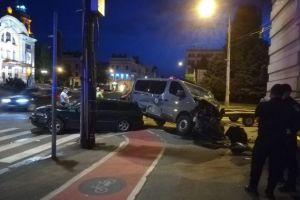 Duba Jandarmeriei Cluj lovită în plin de un şofer care a intrat cu viteză în intersecţia din Piaţa Avram Iancu FOTO