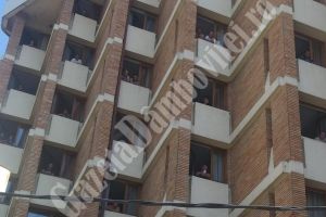 TÂRGOVIŞTE: Hotelul “arestaţilor”! Zeci de persoane venite din străinătate, ţinute, în carantină, încuiate în camere