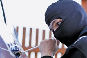 Un spărgător auto a băgat spaima în medieşeni – A comis nouă furturi