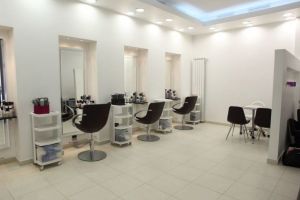 Se redeschid saloanele de îngrijire personală, magazinele cu acces din stradă şi muzeele