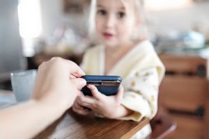 Consiliere psihologică gratuită, oferită prin telefon de DASO pentru părinţii şi copiii din Oradea 