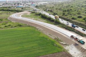 VIDEO| Surpriză pe autostrada A10 Sebeş-Turda, la viitorul nod rutier Alba Iulia Nord: S-a aşternut primul strat de balast stabilizat