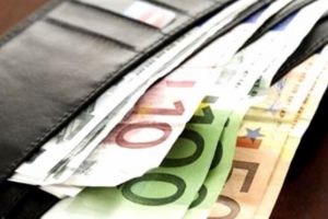 S-A ARS RĂU! Ce a făcut o femeie care a găsit un portofel cu 1.800 DE EURO într-o benzinărie de pe Autostrada Soarelui. Aşa nu!