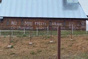 FOTO. Biserică vandalizată în Maramureş. Mesaje jignitoare pe peretele lăcaşului de cult