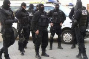 SCANDAL MONSTRU în Ploieşti, în plină stradă: Zeci de mascaţi au intervenit pentru a pune capăt RĂZBOIULUI între două familii
