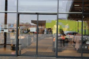 Ce magazine din centrele comerciale ale Bistriţei anunţă că se vor redeschide în data de 15 mai
