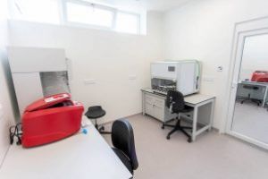 Covasna: Laborator de biologie moleculară pentru diagnosticarea COVID-19, pus în funcţiune la Sfântu Gheorghe