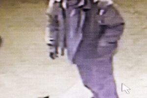 VIDEO Furt în toiul nopţii la Botoşani! Un bărbat a furat dozatorul cu dezinfectant dintr-o scară de bloc