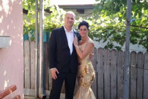CINE ESTE PIANISTUL CODRIN NICOARĂ, SOŢUL MARIEI MACSIM NICOARĂ. AUDIAT DE AUTORITĂŢI DUPĂ CE SOPRANA A CĂZUT PE SCĂRI