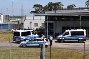 Români ajunşi în Germania, ca să muncească, închişi şi păziţi în aeroport, după aterizare