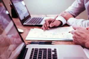 Reorganizare la Finanţe: numărul de posturi scade cu 200, din 6 secretari de stat rămân 4