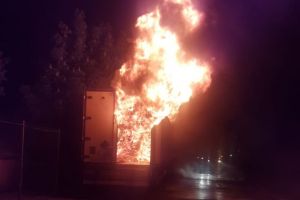 O autoutilitară a ars ca o torţă azi-noapte în Braşov – VIDEO