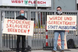 Deutsche Welle despre scandalul românilor infectaţi în abatoarele nemţeşti: Sclavie modernă!