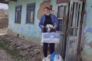 FOTO Poliţista de frontieră din Botoşani care salvează sute de copii şi bătrâni nevoiaşi. Tânăra a fost elogiată de ministrul de Interne