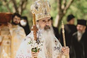 O stâncă la malul mării