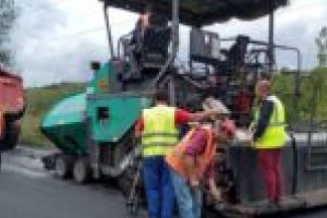 Atenţie, se asfaltează! „Și pe timp de pandemie muncim şi ne asigurăm că judeţul merge înainte”