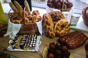 Pâine, plăcinte, colaci, prăjituri, torturi şi alte bunătăţi de la Mopan, livrate ...