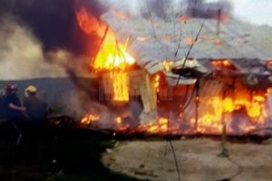 Două gospodării au fost cuprinse de flăcări în cursul serii de luni