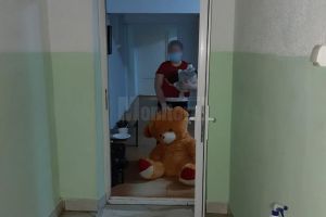 Daruri şi scrisori de susţinere, de la copii abandonaţi, pentru băieţelul cu familia ...