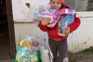 O fetiţă de doar şase ani, care trăieşte în mari lipsuri, ajutată cu alimente şi ...