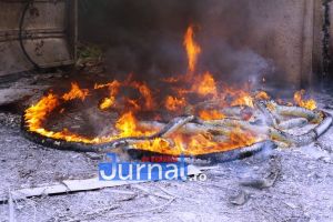 VIDEO! Hoţii de fier vechi au provocat două incendii chiar în apropierea unei societăţi comerciale din Focşani!