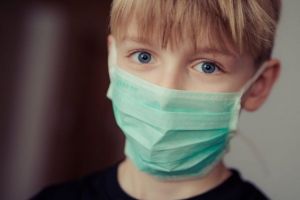 Elevii şi profesorii sibieni care merg la şcoală din 2 iunie vor avea asigurate măşti