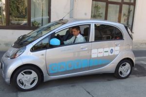 Primarul Mihai Chirica „se ia la trântă” cu poluarea. S-a plimbat cu un automobil electric
