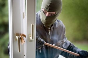 Tânăr de 26 de ani, din Blaj, REȚINUT de poliţişti: A forţat uşa unei farmacii şi a furat bani, ţigări şi băutură dintr-un magazin