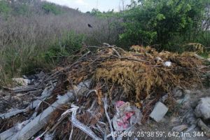 Cruci dintr-un cimitir din Braşov, aruncate la marginea oraşului (FOTO)