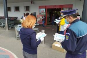 Poliţiştii şi jandarmii covăsneni, împreună cu reprezentanţi ai Autoliv, au distribuit măşti de protecţie în municipiul Sfântu Gheorghe