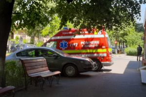 Intervenţie rapidă a pompierilor pentru deblocarea unui copil de 3 ani