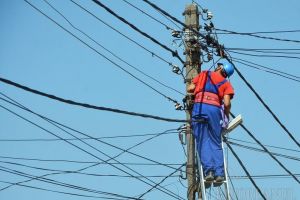 Locuitorii din zona Vadu Crişului se plâng că sunt lăsaţi a treia zi fără curent. Copiii nu pot participa la şcoala online
