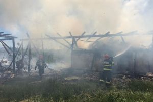Trei anexe de la două gospodării din Budacu de Jos, afectate de un incendiu (FOTO)