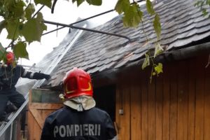 Anexă gospodărească din Cisnădie în flăcări – Intervin pompierii