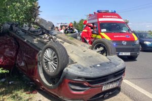 Trei persoane rănite şi o maşină răsturnată în urma unui accident între Timişoara şi Șag