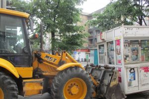 Vin alegerile/ Primaria a inceput sa ridice chioscurile abandonate, in Ploiesti. Pe cand si rablele?