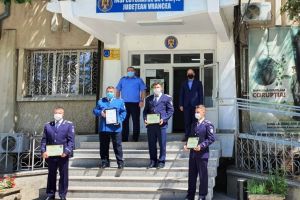 Trei poliţişti şi un jandarm au primit felicitări după ce au prins în flagrant mai mulţi hoţi de lemne!