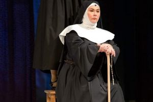 O actriţă a Teatrului Regina Maria contestă decizia abuzivă a şefului CJ Bihor, Pásztor Sándor, de a trimite în şomaj tehnic angajaţii instituţiilor de cultură