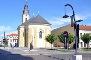 Lucrările de amenajare a piaţetei din jurul Catedralei Sfântul Nicolae din Oradea au fost finalizate (FOTO)
