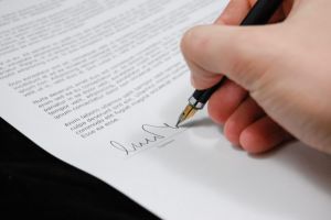Câte contracte au fost încetate de la instituirea stării de urgenţă ?