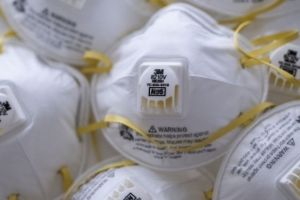 Înşelătorie cu măşti, demascată de un fost şef al ANPC. Unele nu oferă nicio protecţie