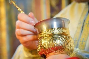 Împărtăşirea credincioşilor la slujba de duminică, AMÂNATĂ până se va găsi altă soluţie decât împărtăşirea cu linguriţe de plastic