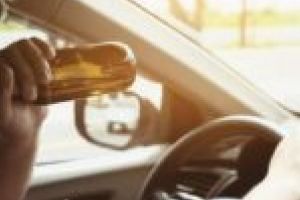 Aproape de comă alcoolică şi fără permis de conducere! Gestul inconştient al unui tânăr din Moldova Nouă, oprit de poliţişti