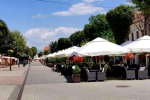 Legea stării de alertă, aprobată. Se pot redeschide şi terasele şi anumite centre comerciale