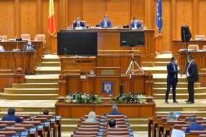Legea stării de urgenţă a fost adoptată. Se deschid terasele şi o parte din mall-uri. Urmează sau nu 3 zile fără restricţii?