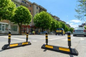 A început montarea zonelor de protecţie pentru trecerile de pietoni