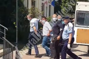 Pământul le-a luat minţile.  Cinci tineri arestaţi, după ce au aplicat “legea pumnului”