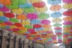 Veste bună pentru timişoreni! Umbreluţele vor pluti din nou peste strada Alba-Iulia!