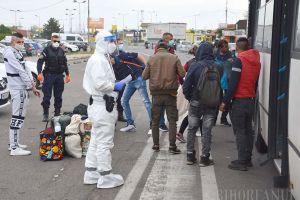 Duba spre casă: Cine sunt românii care se întorc în ţară prin Vama Borş? De ce vin? Cum sunt duşi spre casele lor? (FOTO / VIDEO)