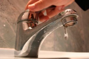 DÂMBOVIȚA: Plan de măsuri pentru furnizarea apei potabile! Seceta continuă